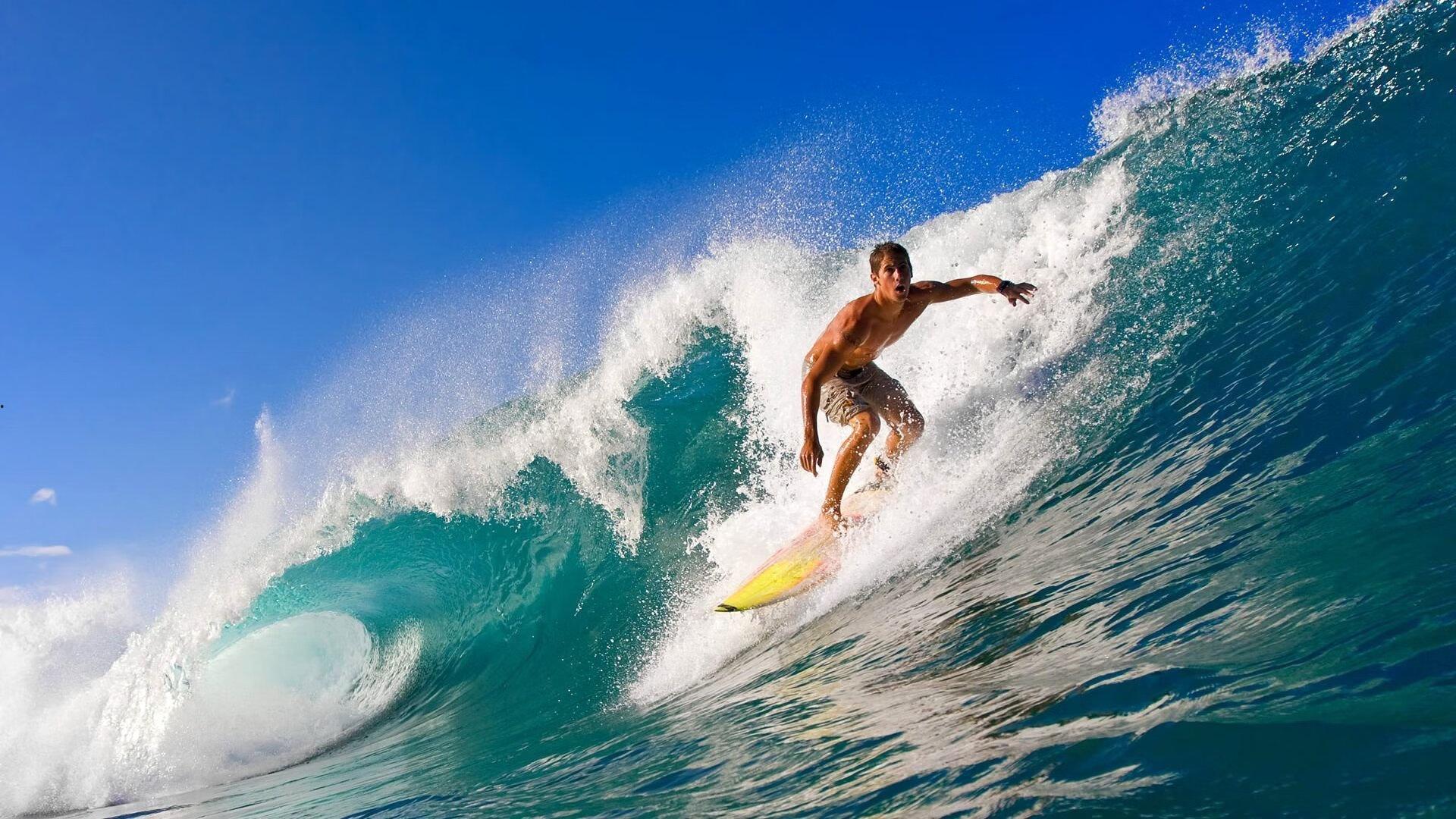 西甲联赛激战正酣，皇马与巴萨上演巅峰对决